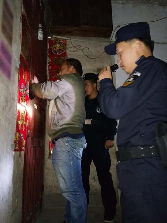 大观乡粗心妈妈误将幼女锁家中 